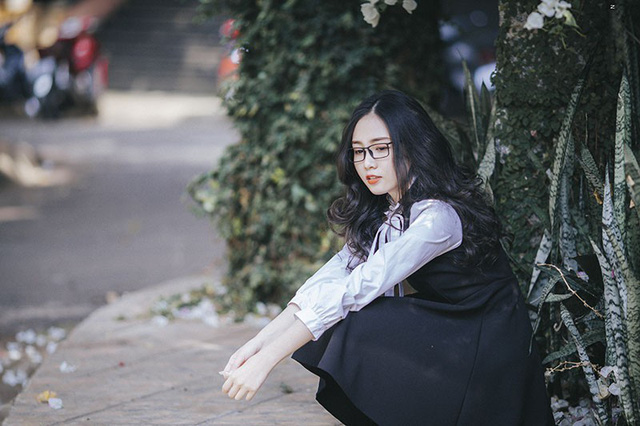 Nữ sinh đeo kính cận hút hồn người đối diện - Ảnh 16. Nữ sinh đeo kính cận hút hồn người đối diện - Ảnh 16.