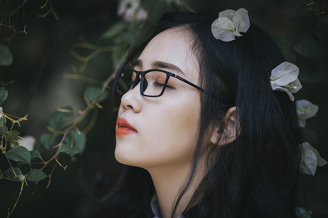 Nữ sinh đeo kính cận hút hồn người đối diện - Ảnh 18. Nữ sinh đeo kính cận hút hồn người đối diện - Ảnh 18.