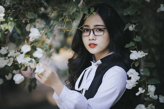 Nữ sinh đeo kính cận hút hồn người đối diện - Ảnh 20. Nữ sinh đeo kính cận hút hồn người đối diện - Ảnh 20.