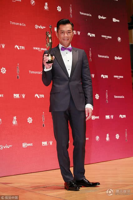 Cổ Thi&ecirc;n Lạc h&acirc;n hoan với giải Ảnh đế đầu ti&ecirc;n trong sự nghiệp - Ảnh 4.