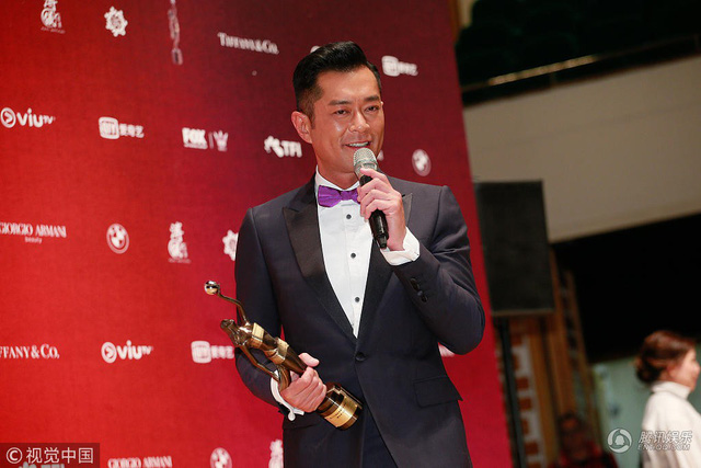 Cổ Thi&ecirc;n Lạc h&acirc;n hoan với giải Ảnh đế đầu ti&ecirc;n trong sự nghiệp - Ảnh 6.