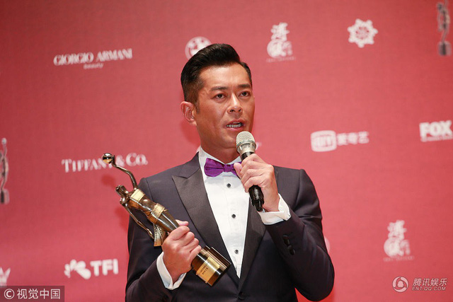 Cổ Thi&ecirc;n Lạc h&acirc;n hoan với giải Ảnh đế đầu ti&ecirc;n trong sự nghiệp - Ảnh 8.