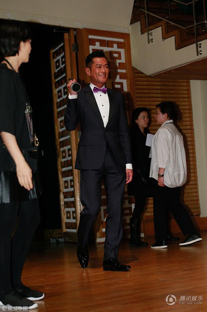 Cổ Thi&ecirc;n Lạc h&acirc;n hoan với giải Ảnh đế đầu ti&ecirc;n trong sự nghiệp - Ảnh 10.