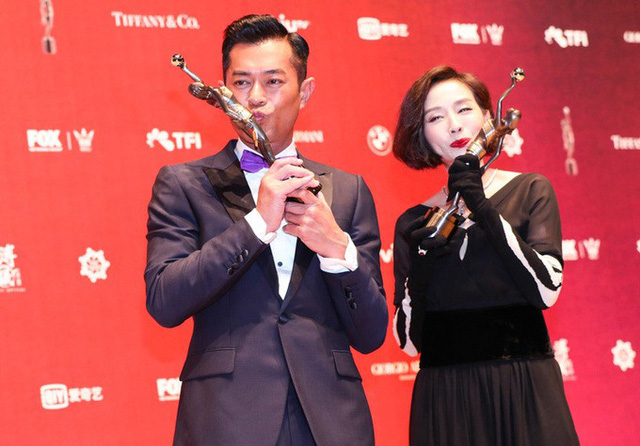 Cổ Thi&ecirc;n Lạc h&acirc;n hoan với giải Ảnh đế đầu ti&ecirc;n trong sự nghiệp - Ảnh 12.