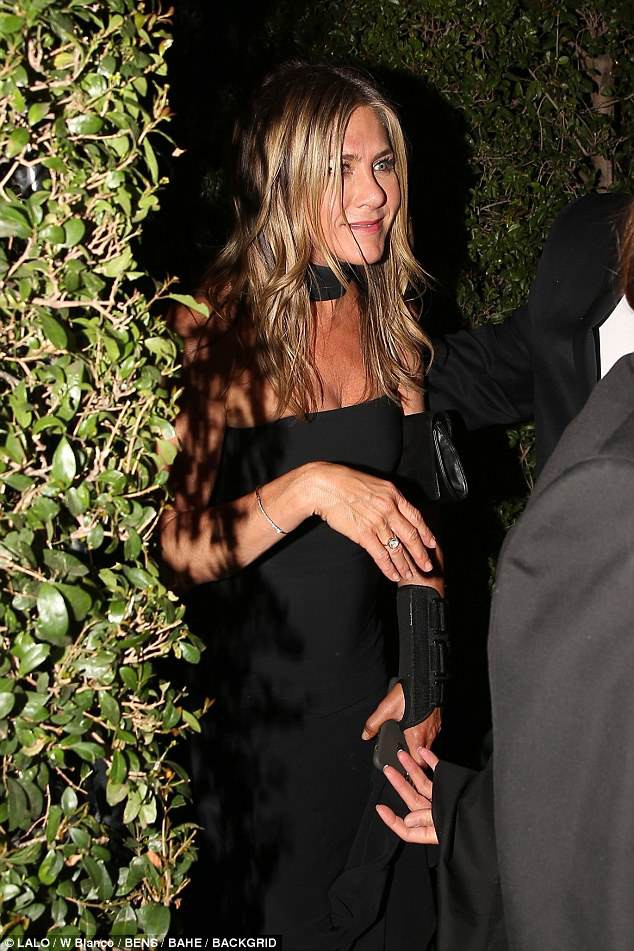 Jennifer Aniston xinh đẹp tới dự đám cưới bí mật của Gwyneth Paltrow - Ảnh 14. Jennifer Aniston xinh đẹp tới dự đám cưới bí mật của Gwyneth Paltrow - Ảnh 14.
