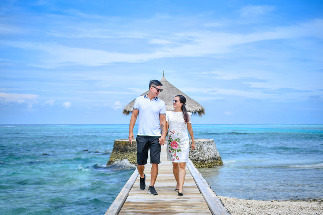 Bình Minh hôn vợ say đắm trong tiệc kỷ niệm 10 năm ngày cưới - Ảnh 12. Bình Minh hôn vợ say đắm trong tiệc kỷ niệm 10 năm ngày cưới - Ảnh 12.