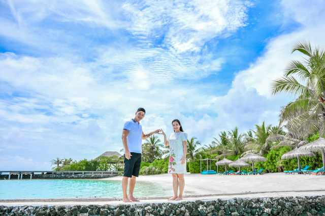 Bình Minh hôn vợ say đắm trong tiệc kỷ niệm 10 năm ngày cưới - Ảnh 14. Bình Minh hôn vợ say đắm trong tiệc kỷ niệm 10 năm ngày cưới - Ảnh 14.