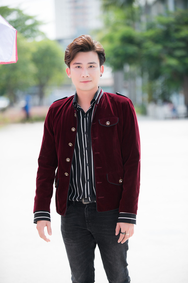 Chí Thiện gây sốc khi ngồi lên bàn học “ghẹo” nữ sinh đại học - Ảnh 6. Chí Thiện gây sốc khi ngồi lên bàn học “ghẹo” nữ sinh đại học - Ảnh 6.