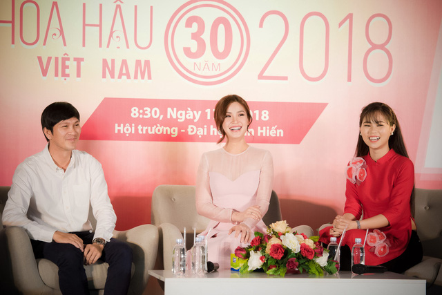 Chí Thiện gây sốc khi ngồi lên bàn học “ghẹo” nữ sinh đại học - Ảnh 10. Chí Thiện gây sốc khi ngồi lên bàn học “ghẹo” nữ sinh đại học - Ảnh 10.