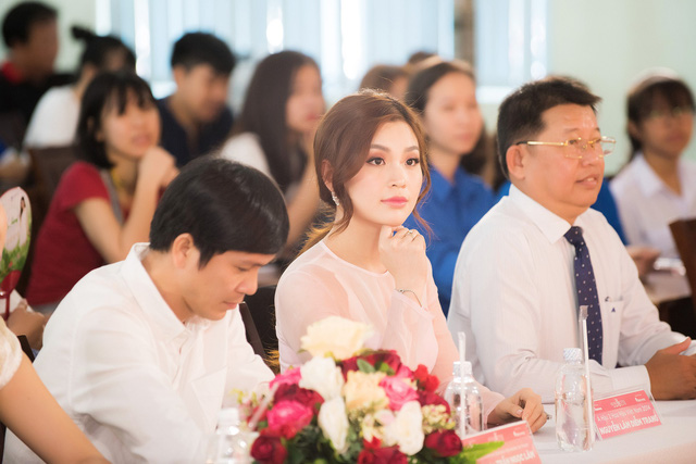 Chí Thiện gây sốc khi ngồi lên bàn học “ghẹo” nữ sinh đại học - Ảnh 12. Chí Thiện gây sốc khi ngồi lên bàn học “ghẹo” nữ sinh đại học - Ảnh 12.