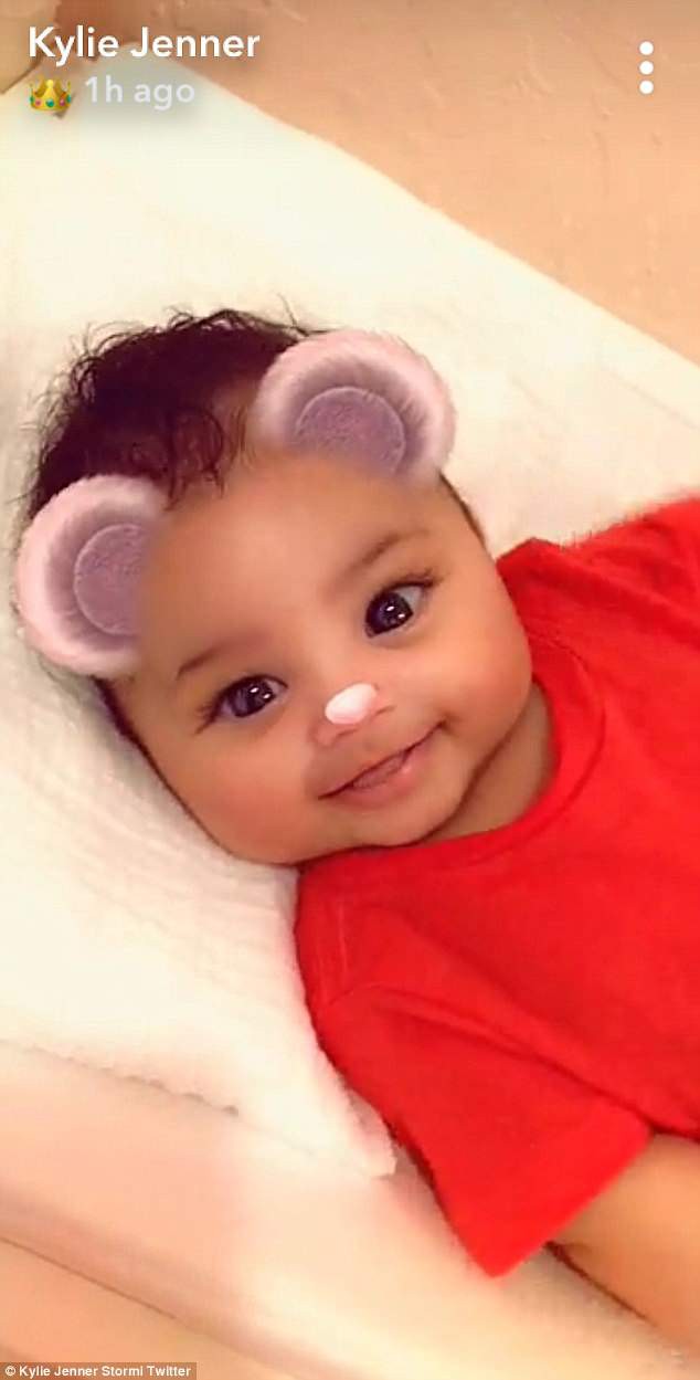 Kylie Jenner liên tục khoe con gái nhỏ - Ảnh 2. Kylie Jenner liên tục khoe con gái nhỏ - Ảnh 2.