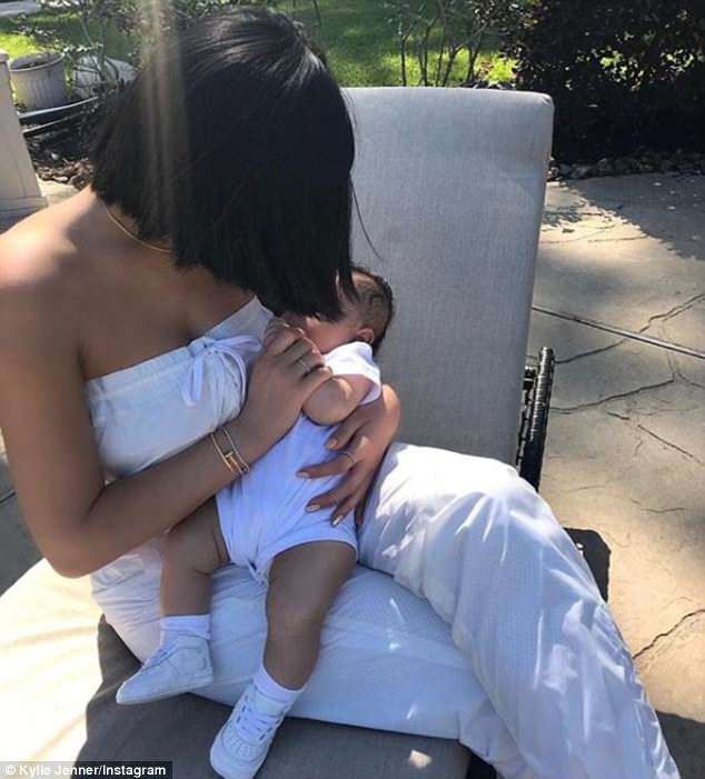 Kylie Jenner liên tục khoe con gái nhỏ - Ảnh 4. Kylie Jenner liên tục khoe con gái nhỏ - Ảnh 4.