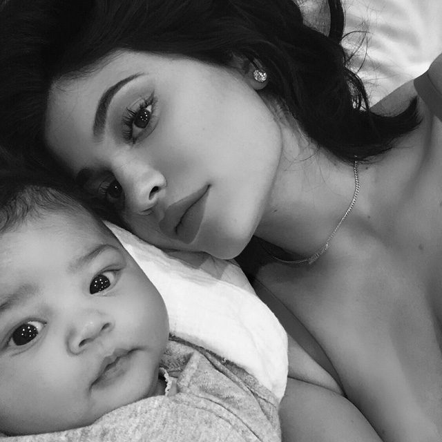 Kylie Jenner liên tục khoe con gái nhỏ - Ảnh 6. Kylie Jenner liên tục khoe con gái nhỏ - Ảnh 6.