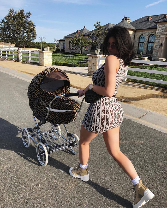Kylie Jenner liên tục khoe con gái nhỏ - Ảnh 8. Kylie Jenner liên tục khoe con gái nhỏ - Ảnh 8.