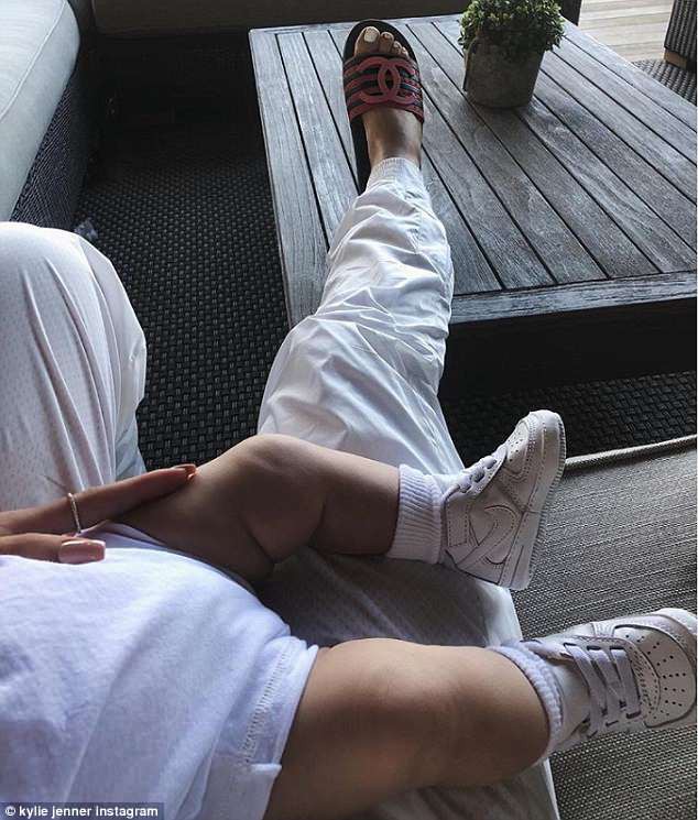 Kylie Jenner liên tục khoe con gái nhỏ - Ảnh 10. Kylie Jenner liên tục khoe con gái nhỏ - Ảnh 10.