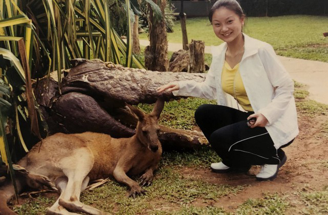 Vợ trẻ của Trương Nghệ Mưu lần đầu hé lộ chuyện tình giữa hai người - Ảnh 6. Vợ trẻ của Trương Nghệ Mưu lần đầu hé lộ chuyện tình giữa hai người - Ảnh 6.