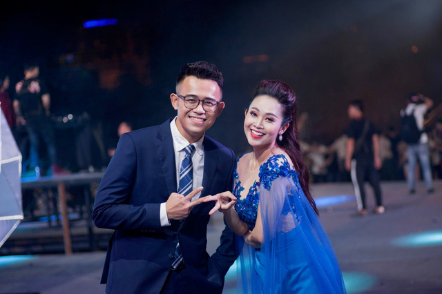 Vợ Đức Bảo “Cafe’ sáng” có ghen với dàn “mỹ nhân” VTV vây quanh ông xã? - Ảnh 12. Vợ Đức Bảo “Cafe’ sáng” có ghen với dàn “mỹ nhân” VTV vây quanh ông xã? - Ảnh 12.