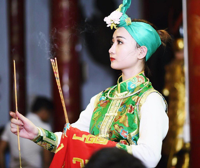 Chân dung cô đồng 9X xinh đẹp là sinh viên Học viện Ngoại giao - Ảnh 2. Chân dung cô đồng 9X xinh đẹp là sinh viên Học viện Ngoại giao - Ảnh 2.