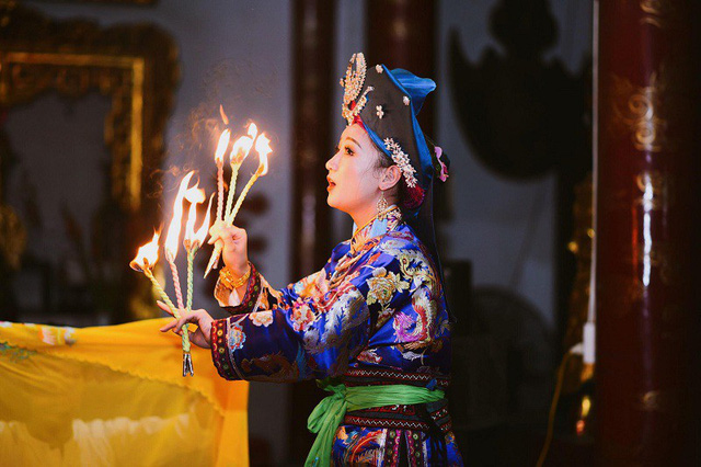 Chân dung cô đồng 9X xinh đẹp là sinh viên Học viện Ngoại giao - Ảnh 6. Chân dung cô đồng 9X xinh đẹp là sinh viên Học viện Ngoại giao - Ảnh 6.