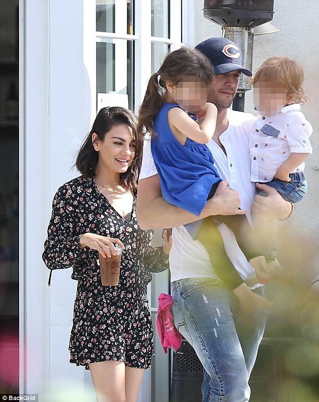 Mila Kunis và Ashton Kutcher: Từ bạn thân trở thành vợ chồng - Ảnh 4.