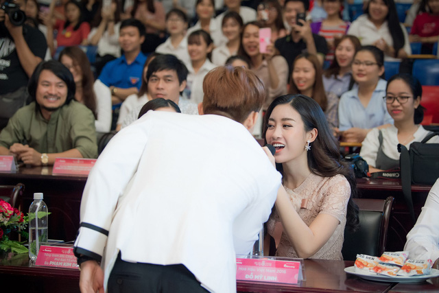 Sau khi &ldquo;thả th&iacute;nh&rdquo;, Jun Phạm lại c&ocirc;ng khai nắm tay Đỗ Mỹ Linh - Ảnh 8.