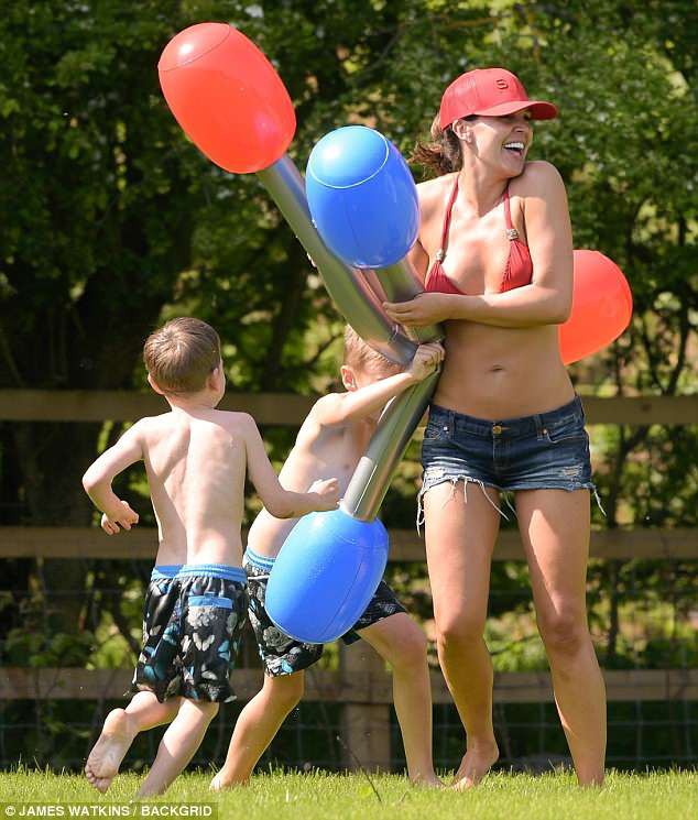 Gái hư Danielle Lloyd hạnh phúc bên chồng con - Ảnh 2. Gái hư Danielle Lloyd hạnh phúc bên chồng con - Ảnh 2.