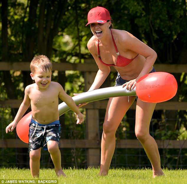 Gái hư Danielle Lloyd hạnh phúc bên chồng con - Ảnh 6. Gái hư Danielle Lloyd hạnh phúc bên chồng con - Ảnh 6.