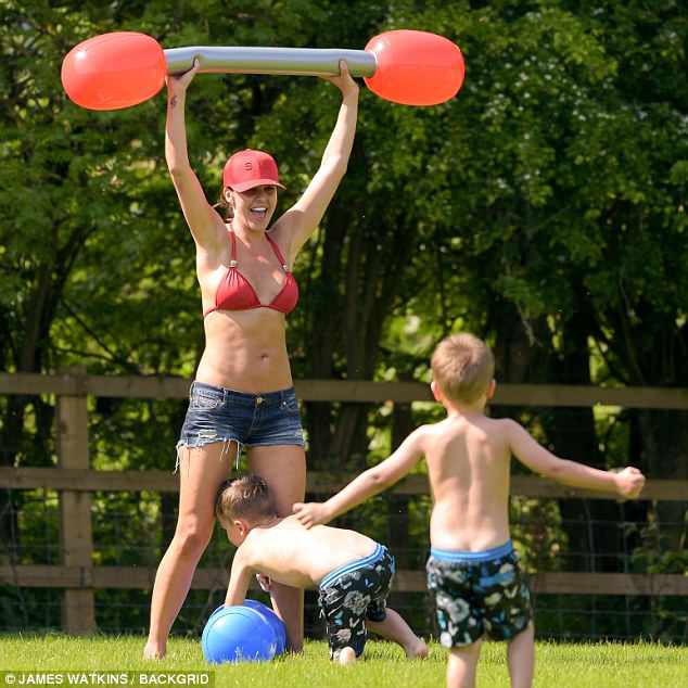 Gái hư Danielle Lloyd hạnh phúc bên chồng con - Ảnh 10. Gái hư Danielle Lloyd hạnh phúc bên chồng con - Ảnh 10.