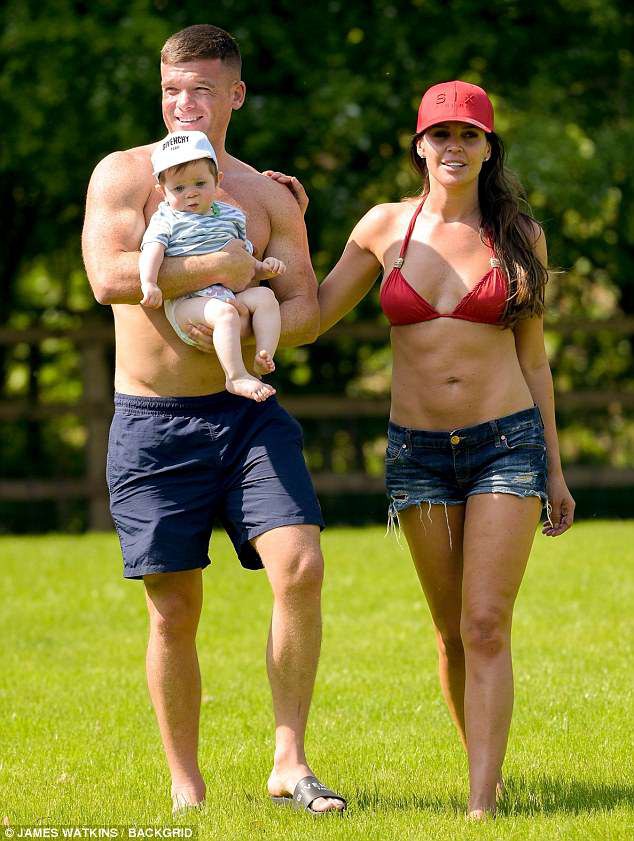 Gái hư Danielle Lloyd hạnh phúc bên chồng con - Ảnh 16. Gái hư Danielle Lloyd hạnh phúc bên chồng con - Ảnh 16.