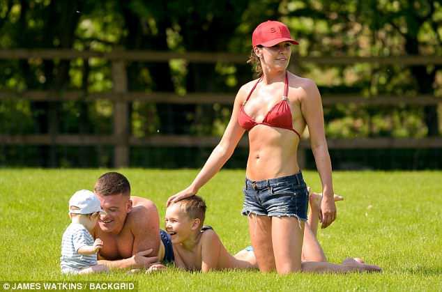 Gái hư Danielle Lloyd hạnh phúc bên chồng con - Ảnh 18. Gái hư Danielle Lloyd hạnh phúc bên chồng con - Ảnh 18.