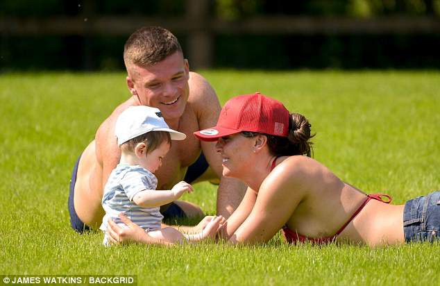 Gái hư Danielle Lloyd hạnh phúc bên chồng con - Ảnh 20. Gái hư Danielle Lloyd hạnh phúc bên chồng con - Ảnh 20.