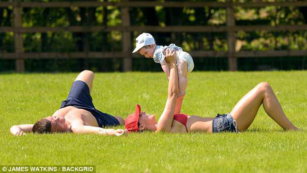 Gái hư Danielle Lloyd hạnh phúc bên chồng con - Ảnh 22. Gái hư Danielle Lloyd hạnh phúc bên chồng con - Ảnh 22.