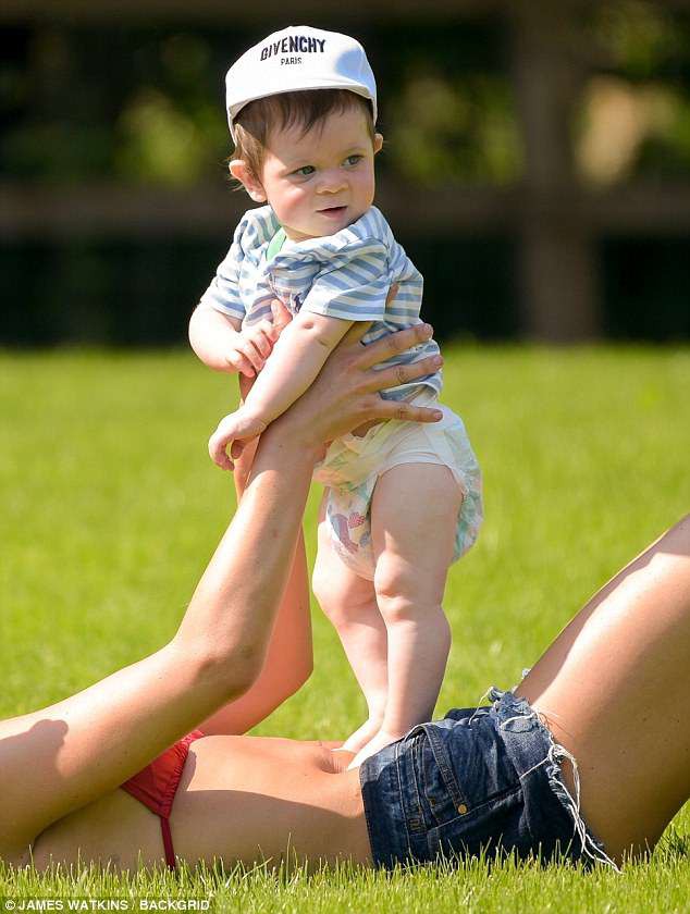 Gái hư Danielle Lloyd hạnh phúc bên chồng con - Ảnh 24. Gái hư Danielle Lloyd hạnh phúc bên chồng con - Ảnh 24.