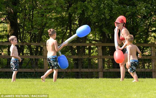 Gái hư Danielle Lloyd hạnh phúc bên chồng con - Ảnh 26. Gái hư Danielle Lloyd hạnh phúc bên chồng con - Ảnh 26.