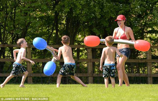 Gái hư Danielle Lloyd hạnh phúc bên chồng con - Ảnh 28. Gái hư Danielle Lloyd hạnh phúc bên chồng con - Ảnh 28.