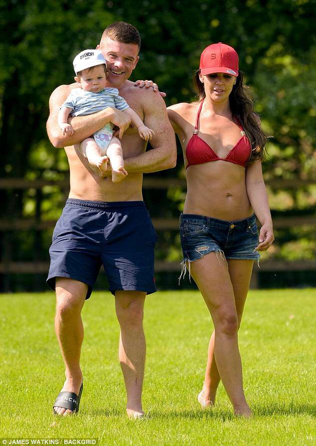 Gái hư Danielle Lloyd hạnh phúc bên chồng con - Ảnh 32. Gái hư Danielle Lloyd hạnh phúc bên chồng con - Ảnh 32.