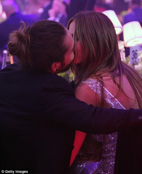 Khoảnh khắc ngọt ng&agrave;o của 2 si&ecirc;u mẫu b&ecirc;n bạn trai - Ảnh 4.