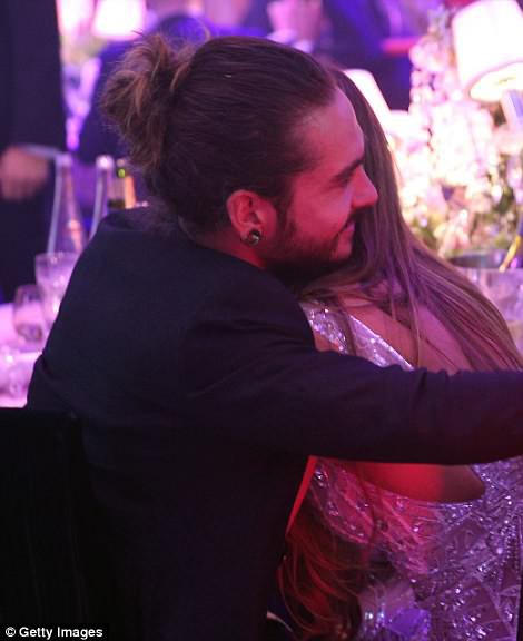 Khoảnh khắc ngọt ng&agrave;o của 2 si&ecirc;u mẫu b&ecirc;n bạn trai - Ảnh 6.