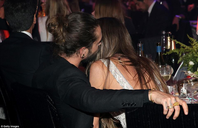 Khoảnh khắc ngọt ng&agrave;o của 2 si&ecirc;u mẫu b&ecirc;n bạn trai - Ảnh 8.