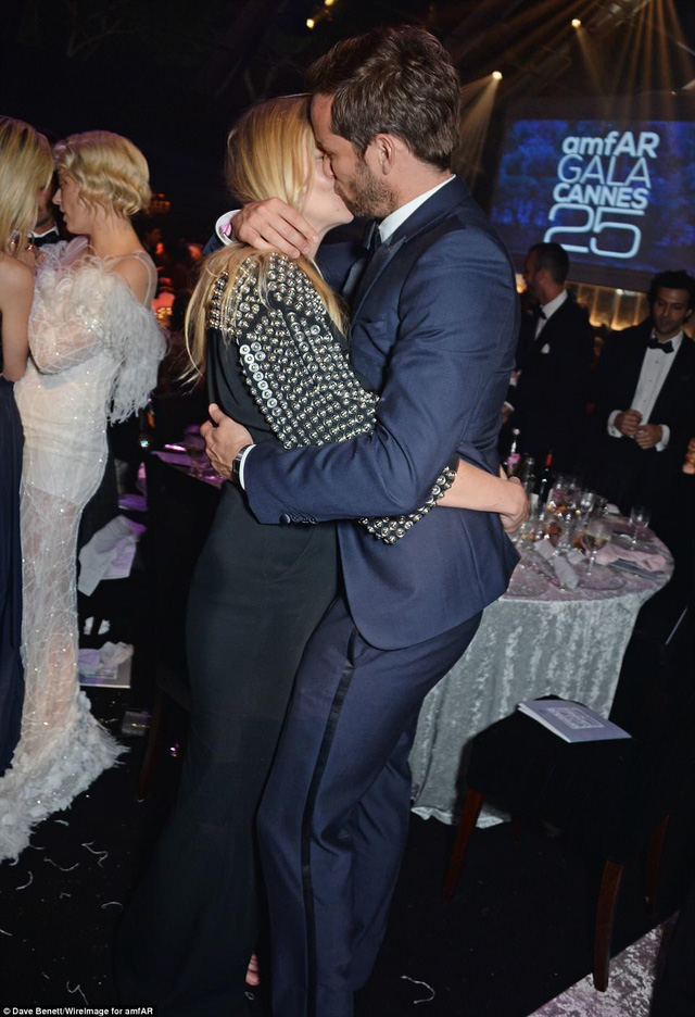 Khoảnh khắc ngọt ng&agrave;o của 2 si&ecirc;u mẫu b&ecirc;n bạn trai - Ảnh 10.