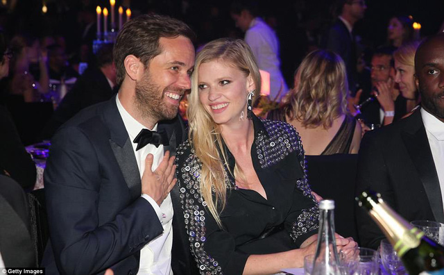 Khoảnh khắc ngọt ng&agrave;o của 2 si&ecirc;u mẫu b&ecirc;n bạn trai - Ảnh 12.