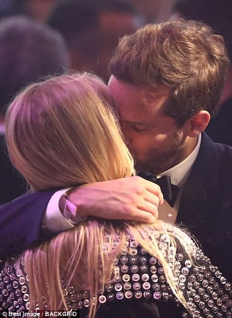 Khoảnh khắc ngọt ng&agrave;o của 2 si&ecirc;u mẫu b&ecirc;n bạn trai - Ảnh 14.