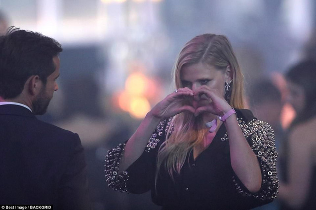 Khoảnh khắc ngọt ng&agrave;o của 2 si&ecirc;u mẫu b&ecirc;n bạn trai - Ảnh 16.