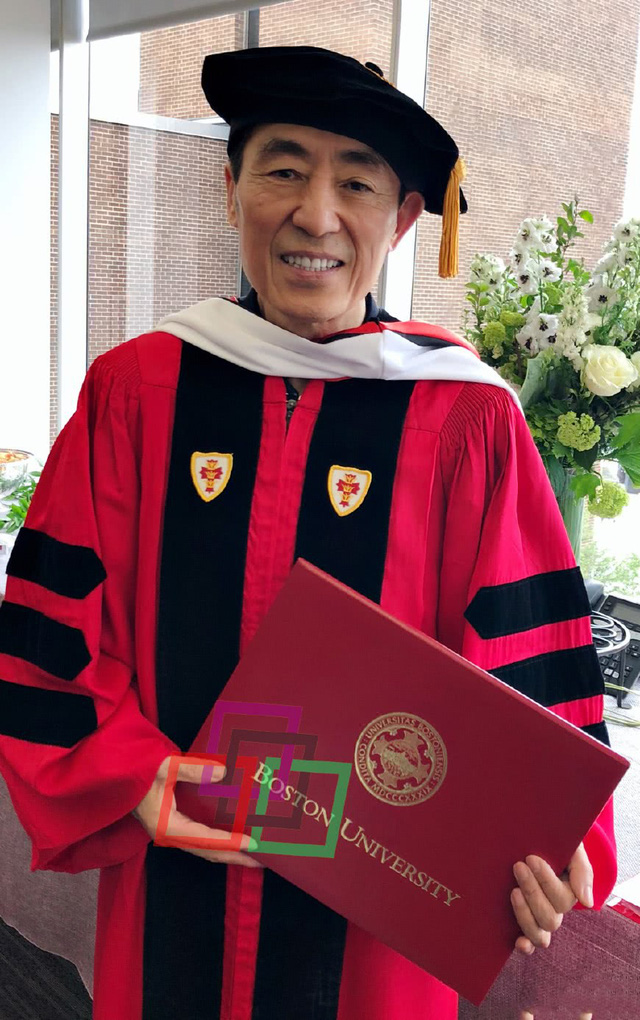 Đạo diễn Trương Nghệ Mưu nhận bằng Tiến sỹ của trường đại học tại Mỹ - Ảnh 2. Đạo diễn Trương Nghệ Mưu nhận bằng Tiến sỹ của trường đại học tại Mỹ - Ảnh 2.