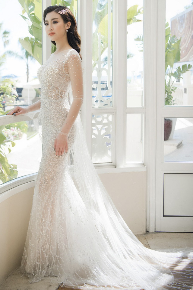 Vũ Ngọc Anh diện váy mỏng tang, Văn Mai Hương hoá cô dâu “bị lỗi” - Ảnh 6. Vũ Ngọc Anh diện váy mỏng tang, Văn Mai Hương hoá cô dâu “bị lỗi” - Ảnh 6.