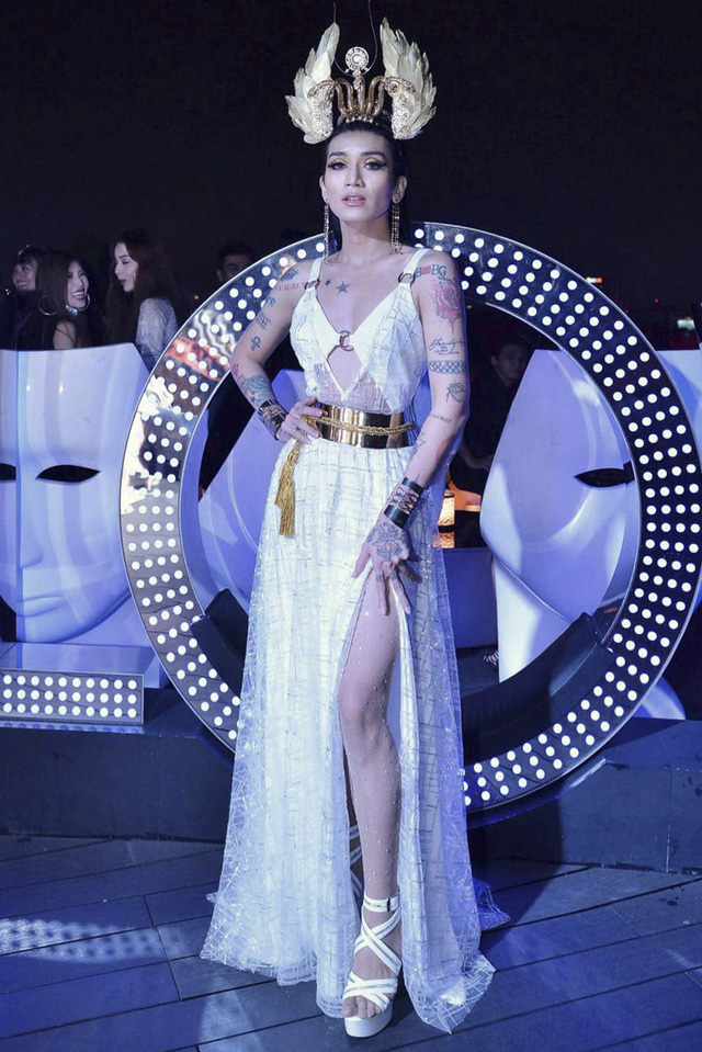 Vũ Ngọc Anh diện váy mỏng tang, Văn Mai Hương hoá cô dâu “bị lỗi” - Ảnh 18. Vũ Ngọc Anh diện váy mỏng tang, Văn Mai Hương hoá cô dâu “bị lỗi” - Ảnh 18.