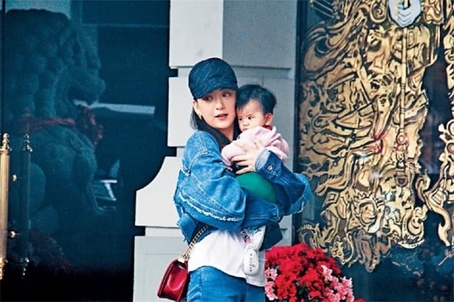 C&ocirc;ng ch&uacute;a của Qu&aacute;ch Ph&uacute; Th&agrave;nh lần đầu lộ diện - Ảnh 2.