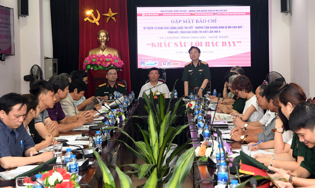 Trao giải cuộc thi viết “Những tấm gương bình dị mà cao quý” - Ảnh 2.