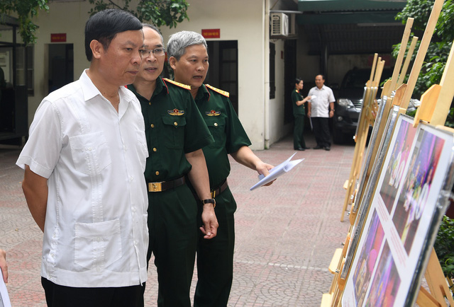Trao giải cuộc thi viết “Những tấm gương bình dị mà cao quý” - Ảnh 4.
