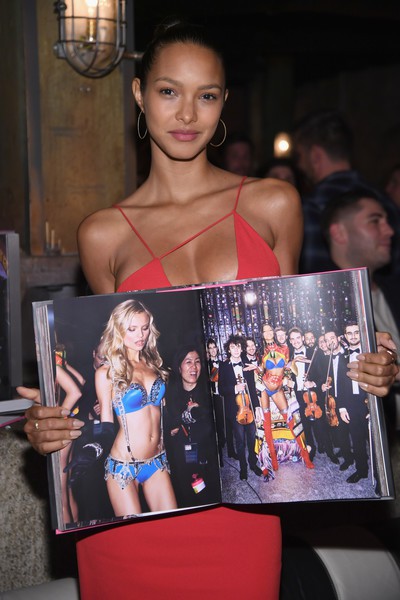 Lais Ribeiro khoe ngực căng đầy - Ảnh 20.